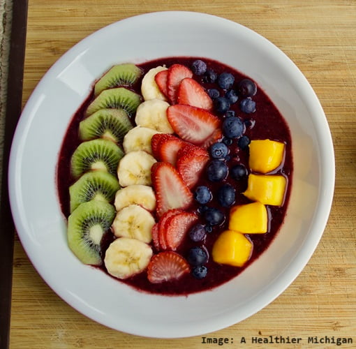 An acai bowl with puree, kiwi, bananas and strawberries