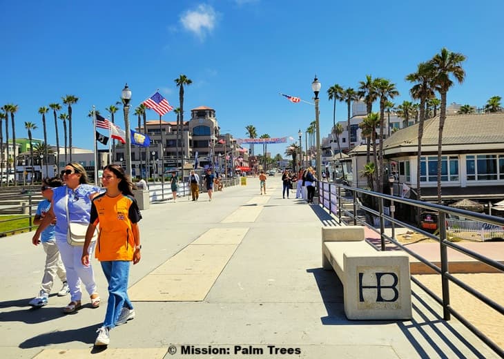 People on the walkway in Huntington Beach People on the walkway in Huntington Beach